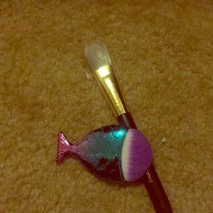 A eyeshadow brush and a blush/highlighter brush